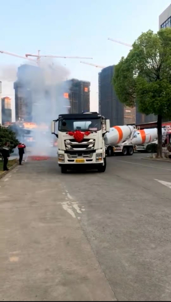 五十铃水泥搅拌车八台连发